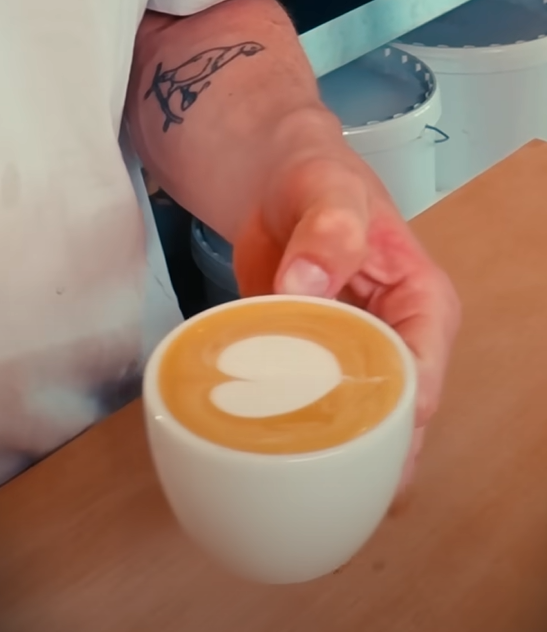 https://boerenvanamstel.nl/wp-content/uploads/2025/08/Latte-art-hartje-de-basisvorm-voor-cappuccino.png